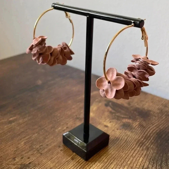 ❤️ NEW 2/$20 or 3/$25 Statement Gold and Pink Hoop Flower Dangle Earrings - Picture 3 of 5